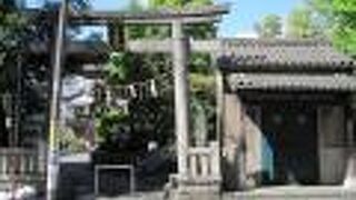 銭洗いの場所が、かごと一緒にありました