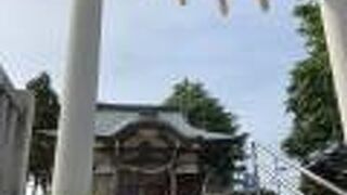 真新しい太鼓橋があります