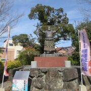 .白壁の町・倉吉の公園に建つ元琴桜関の像