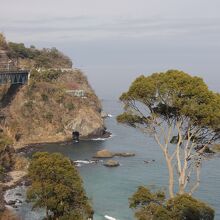 ふもとにある駐車場の上から　海の絶景が広がる