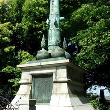 高島秋帆を顕彰する砲身と砲弾を模した紀功碑があるのが特色