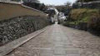 坂を下りたところに酢屋があったことから、酢屋の坂と呼ばれています。