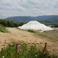 白いテントに覆われた牽牛子塚古墳