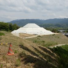 白いテントに覆われた牽牛子塚古墳