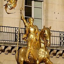 フレミエが1874年に制作したジャンヌの黄金像。パリ