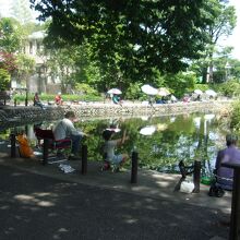 太公望で賑わう池は、２３区内とは思えないのどかな風景だ。