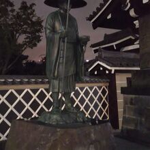 弘法大師様の像が威厳を持って立っています