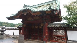 この門だけが華麗な雰囲気で周囲を圧倒しています