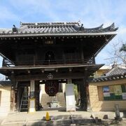 倉吉の歴史的建造物保存地区の中央西寄りにあります