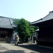 神楽殿もすぐ近くにコンパクト。