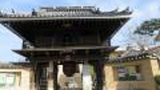 倉吉の歴史的建造物保存地区の中央西寄りにあります