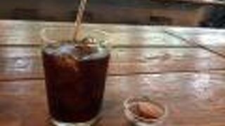 一人でゆったり過ごしたい、木の温もり溢れるモダンなカフェ