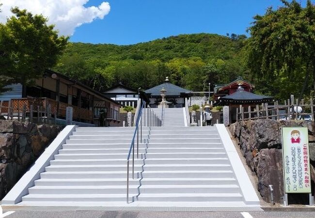 三毳山のふもとにある寺院