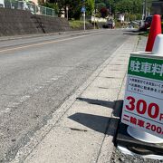 床もみじ期間、週末、第一駐車場に確実に止めるなら9時台には行ったほうが良いです。公共のバスは1日4本で使い勝手が悪いです。