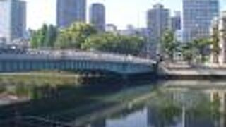 堂島川に架かる橋の１つ