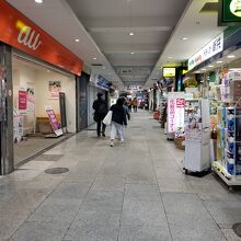 ビルの中の商店街です。