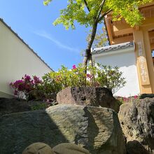 宝徳寺入口の可愛いお地蔵さん