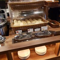 朝食はバイキング、パンがとても美味しかったです。