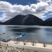 足湯があります。森の中の静かな湖