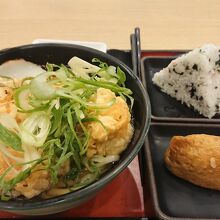 うどんだけでなく、天ぷらやおにぎりも美味しいです。