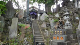 仁王池の左側にある小さな祠