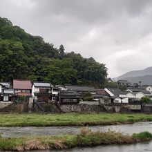 対岸から見た町並み