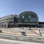 予讃線高松駅：海と城と広々とした駅前、気持ちの良い駅