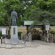 「豊太閤之像(豊臣秀吉公銅像)」と「豊臣秀吉公産湯の井戸」