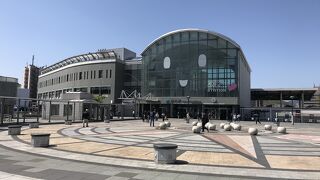 予讃線高松駅：海と城と広々とした駅前、気持ちの良い駅