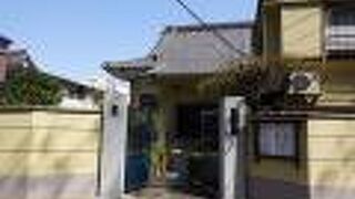 不忍池近くの裏通り沿いにある日蓮宗寺院