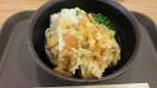 お土産、ファーストフードなど幅広いお店があります