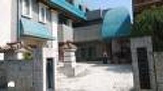 近代的な雰囲気のある寺院