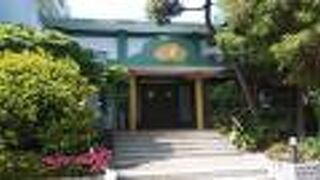 現代的な雰囲気の本堂