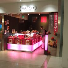 ピンクの照明がちょっと独特の雰囲気です