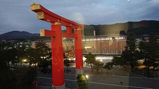 大きな赤い鳥居