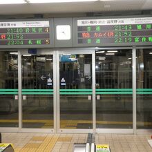 滝川駅にて、滝川２１：４３発旭川行き普通に乗車