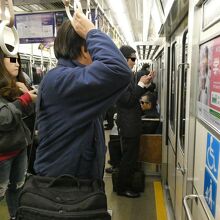 車内混んでます