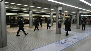 広々地下の御堂筋線梅田駅