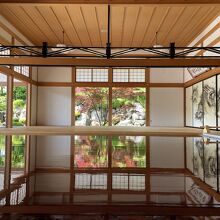 午前中早い時間ですと拝観者が少なくお勧めです。