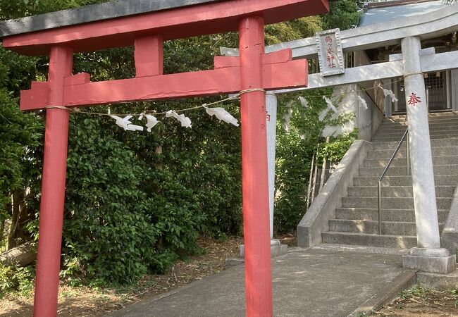 坂の上にあります