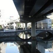 リニューアルした、白い欄干が美しい石造アーチ橋