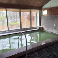 温泉大浴場は湯元温泉の硫黄系濁り湯がかけ流し。泉質抜群！