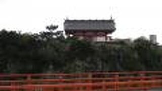 波上宮を砂浜側から見る