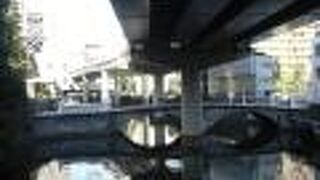 リニューアルした、白い欄干が美しい石造アーチ橋