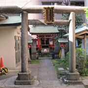 今は敷地も狭い神社です