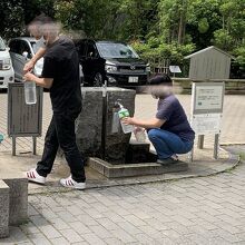 「ガラシャおもかげの水」を汲んでいる人たち