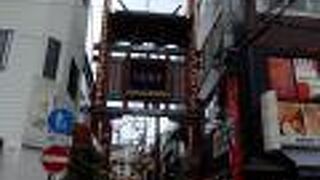 細い道の入り口に豪華な門