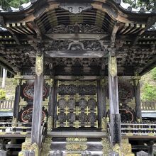 きらびやかですが、朽ちています。