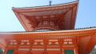 壇上伽藍の中心とも言うべき大きな朱色の塔