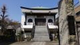 美しい白壁が印象的な本堂